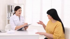 A woman consults with a nutritionist in a clinic