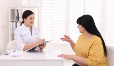 A woman consults with a nutritionist in a clinic