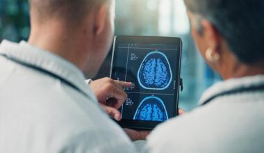 neuroscience-brain-scan-tablet-doctors