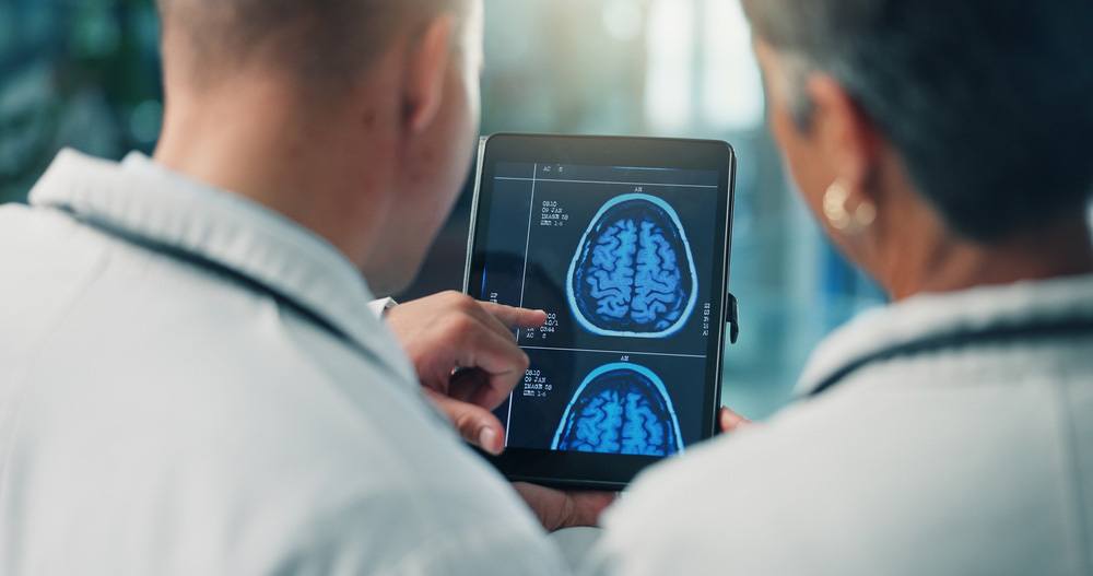 neuroscience-brain-scan-tablet-doctors